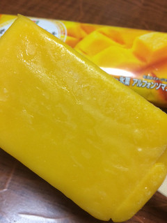 「セブンプレミアム まるでマンゴーを冷凍したような食感のアイスバー 袋70ml」のクチコミ画像 by kafuruさん
