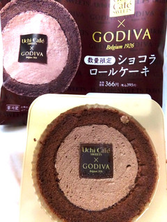 「ローソン Uchi Cafe’ SWEETS × GODIVA ショコラロールケーキ」のクチコミ画像 by Funkyさん
