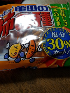 「亀田製菓 減塩 亀田の柿の種 袋200g」のクチコミ画像 by レビュアーさん