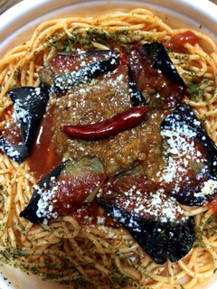 「セブン-イレブン ナスと挽肉のピリ辛トマトスパゲティ」のクチコミ画像 by ピンクねこさん