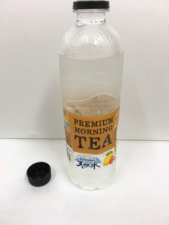 「サントリー 天然水 PREMIUM MORNING TEA レモン ペット550ml」のクチコミ画像 by レビュアーさん