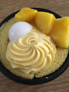 「ローソン Uchi Cafe’ SWEETS × ICE MONSTER マンゴーのロールケーキ」のクチコミ画像 by こむぎまるさん