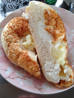 「Pasco 国産小麦の白いチーズパン 袋1個」のクチコミ画像 by ポロリさん