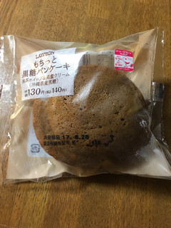 「ローソン もちっと黒糖パンケーキ 抹茶ホイップ＆黒蜜クリーム 沖縄県産黒糖」のクチコミ画像 by ろーずありすさん