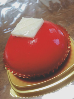 「セブン-イレブン 赤いムースケーキ ベリー＆クレームブリュレ」のクチコミ画像 by ゆにょちゃぬさん