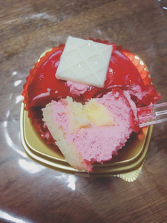 「セブン-イレブン 赤いムースケーキ ベリー＆クレームブリュレ」のクチコミ画像 by ゆにょちゃぬさん