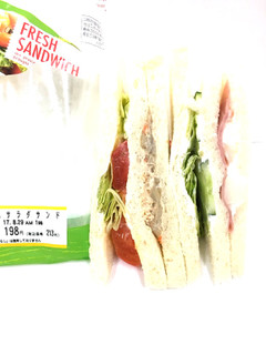 「岡野食品 蒸し鶏サラダサンド」のクチコミ画像 by レビュアーさん