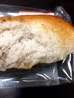 「ファミリーマート ほんのり甘いもちもちくるみパン」のクチコミ画像 by レビュアーさん