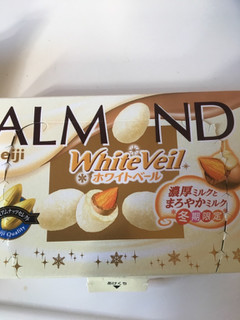 「明治 アーモンドチョコレート ホワイトベール 箱59g」のクチコミ画像 by リンリンリンゴさん