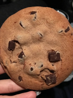 「セブンプレミアム セブンカフェ ごろごろチョコチップのチョコチップクッキー 袋1枚」のクチコミ画像 by あっちゅんちゃんさん