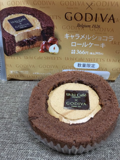 「ローソン Uchi Cafe’ SWEETS×GODIVA キャラメルショコラロールケーキ」のクチコミ画像 by レビュアーさん