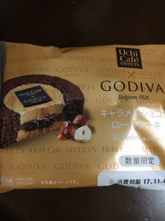 「ローソン Uchi Cafe’ SWEETS×GODIVA キャラメルショコラロールケーキ」のクチコミ画像 by はなまるこさん