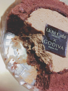 「ローソン Uchi Cafe’ SWEETS×GODIVA キャラメルショコラロールケーキ」のクチコミ画像 by ゆにょちゃぬさん