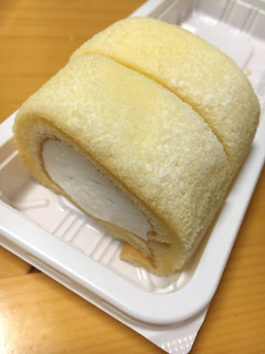 「ローソン Uchi Cafe’ SWEETS もち食感ロール 白バラ牛乳入りホイップ」のクチコミ画像 by Nobeekoさん