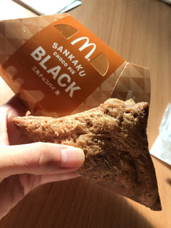 「マクドナルド 三角チョコパイ 黒」のクチコミ画像 by まおさんさん