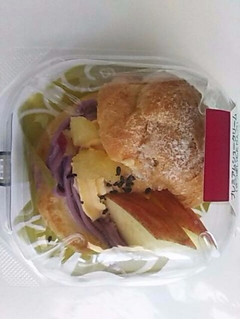 「ローソン Uchi Cafe’ SWEETS プレミアムシュークリーム さつまいも＆りんご」のクチコミ画像 by いちごみるうさん