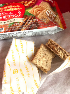 「アサヒ クリーム玄米ブラン アップルパイ 袋2枚×2」のクチコミ画像 by ポロリさん