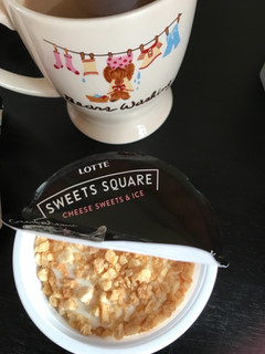 「ロッテ SWEETS SQUARE 濃密なのに軽やかほろほろクランブルのチーズケーキアイス 袋110ml」のクチコミ画像 by ももかあさんさん