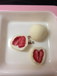 「ダイソー チョコレート ホワイトチョコ苺 袋2個」のクチコミ画像 by めーぐーさん