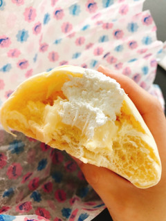 「デイリーヤマザキ 白いミルキークリームパン」のクチコミ画像 by 野良猫876さん