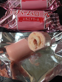 「ブルボン ミニバームロール いちごクリーム 袋148g」のクチコミ画像 by めーぐーさん