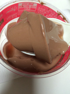 「グリコ Bigプッチンプチン ミルクチョコ＆苺ソース カップ155g」のクチコミ画像 by m a iさん