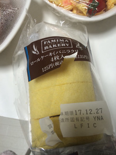 「ファミリーマート FamilyMart collection PLATINUM LINE ロールケーキ バニラクリーム 袋4個」のクチコミ画像 by m a iさん