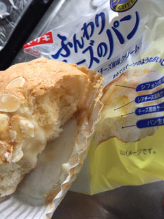 「ヤマザキ ふんわりチーズのパン レアチーズ風味クリーム 袋1個」のクチコミ画像 by kina子いもさん