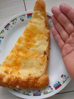 「セブン-イレブン クワトロフォルマッジ4種チーズ＆はちみつL」のクチコミ画像 by こゆさん