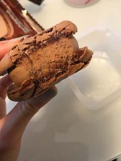 「セブンプレミアム チョコレートマカロン アイス 袋1個」のクチコミ画像 by あっちゅんちゃんさん