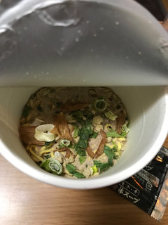 「エースコック 飲み干す一杯 横浜 豚骨醤油ラーメン カップ71g」のクチコミ画像 by おばつさん