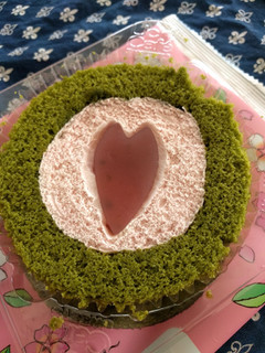 「ローソン 桜と抹茶のロールケーキ はる・はろう・ろうる」のクチコミ画像 by こゆさん
