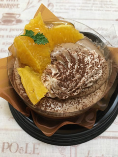「ローソン Uchi Cafe’ SWEETS オレンジ＆ヘーゼルプラリネショコラケーキ」のクチコミ画像 by Chieさん