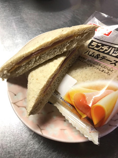 「ヤマザキ ランチパック ハム＆チーズ 全粒粉入りパン 袋2個」のクチコミ画像 by ポロリさん