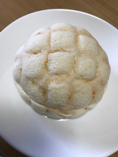 「ローソン 白いメロンパン 北海道産生クリーム使用」のクチコミ画像 by あっちゅんちゃんさん