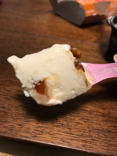 「ロッテ 濃厚クリームチーズアイス くるみ＆メープル カップ120ml」のクチコミ画像 by あっちゅんちゃんさん