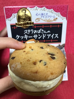 「森永製菓 ステラおばさんのクッキーサンドアイス チョコチップクッキー 箱1個」のクチコミ画像 by レビュアーさん