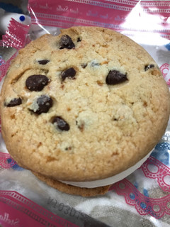 「森永製菓 ステラおばさんのクッキーサンドアイス チョコチップクッキー 箱1個」のクチコミ画像 by レビュアーさん