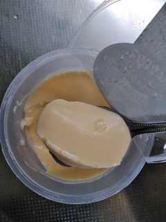 「ヤオコー 濃厚なクリームとYAOKO那須牛乳を使用 とろけるプリン カップ140g」のクチコミ画像 by minorinりん さん