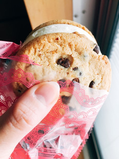 「森永製菓 ステラおばさんのクッキーサンドアイス チョコチップクッキー 箱1個」のクチコミ画像 by ぱんまるさん