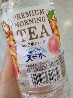 「サントリー 天然水 PREMIUM MORNING TEA 白桃 ペット550ml」のクチコミ画像 by green_appleさん