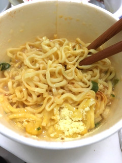 「エースコック EDGE チーズかけすぎチリトマト味ラーメン カップ75g」のクチコミ画像 by カルーアさん