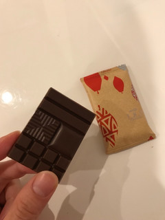 「明治 ザ・チョコレート 濃密な深みと旨味 ベルベットミルク 箱50g」のクチコミ画像 by mihamagiさん
