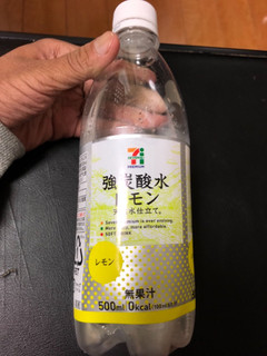 「セブンプレミアム 強炭酸水 レモン ペット500ml」のクチコミ画像 by ジィロンさん