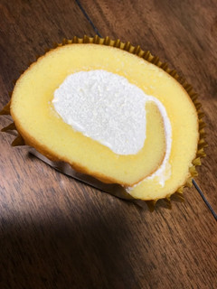 「セブン-イレブン 北海道産クリームのふんわりロールケーキ」のクチコミ画像 by あっちゅんちゃんさん