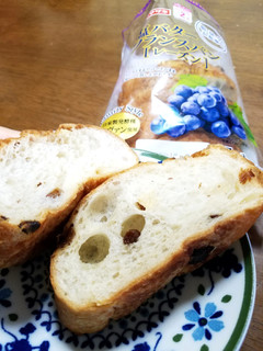 「ヤマザキ 塩バターフランスパン レーズン」のクチコミ画像 by みゅー14さん