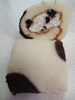 「ローソン ミニもち食感ロール クッキー入りクリーム 2個入」のクチコミ画像 by SANAさん