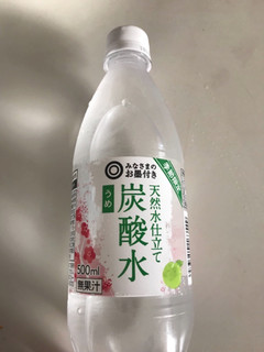 「みなさまのお墨付き 天然水仕立て 炭酸水 うめ ペット500ml」のクチコミ画像 by ちぴちぴさん