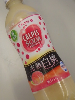 「カルピス カルピスソーダ 完熟白桃 ペット500ml」のクチコミ画像 by taktak99さん