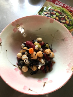 「ファミリーマート 4種の豆とひじきの和風サラダ」のクチコミ画像 by ポロリさん